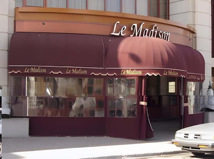 Installation d'auvent publicitaire, Belœil